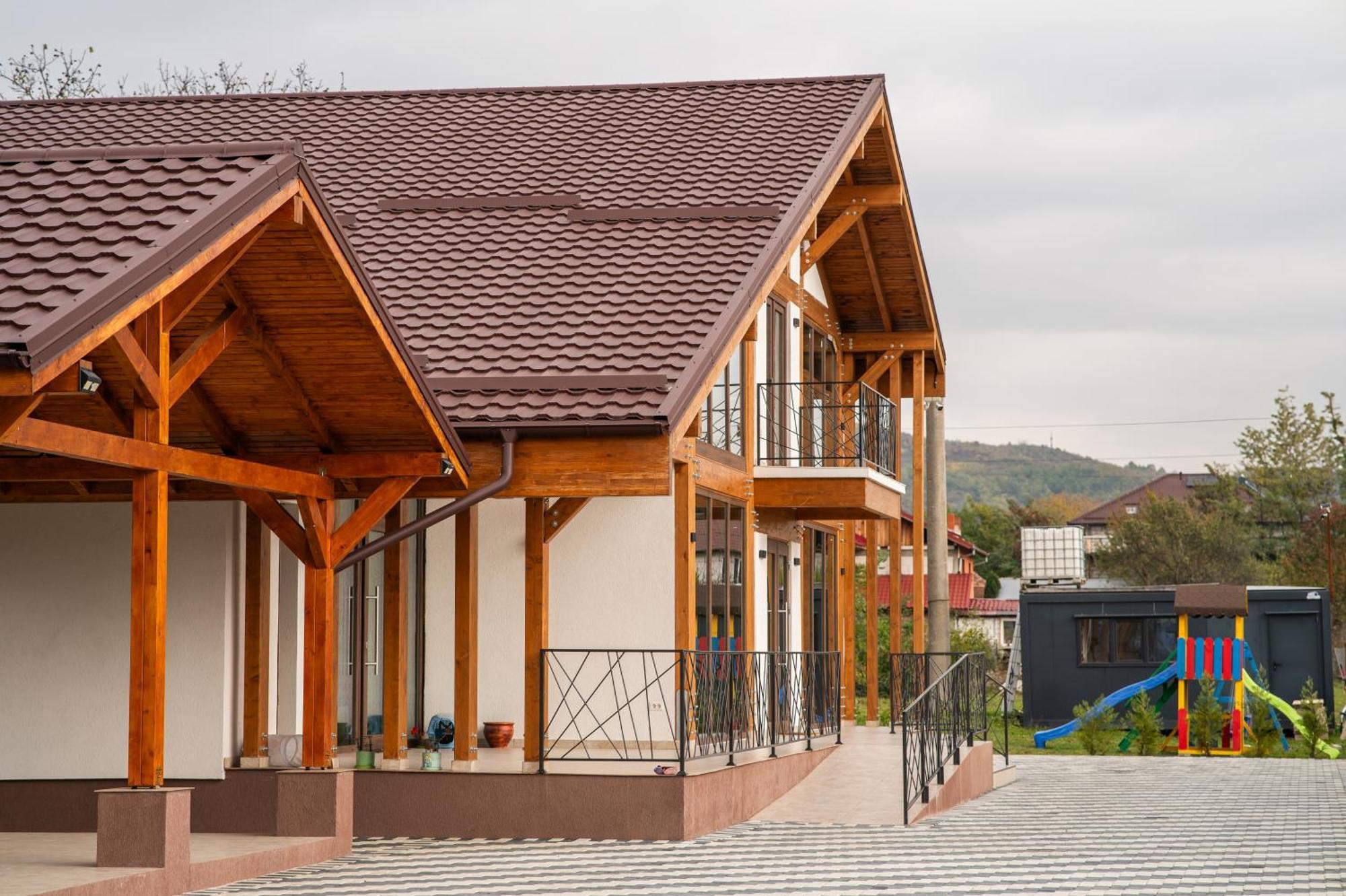 Pensiunea Subcarpati Călimăneşti エクステリア 写真